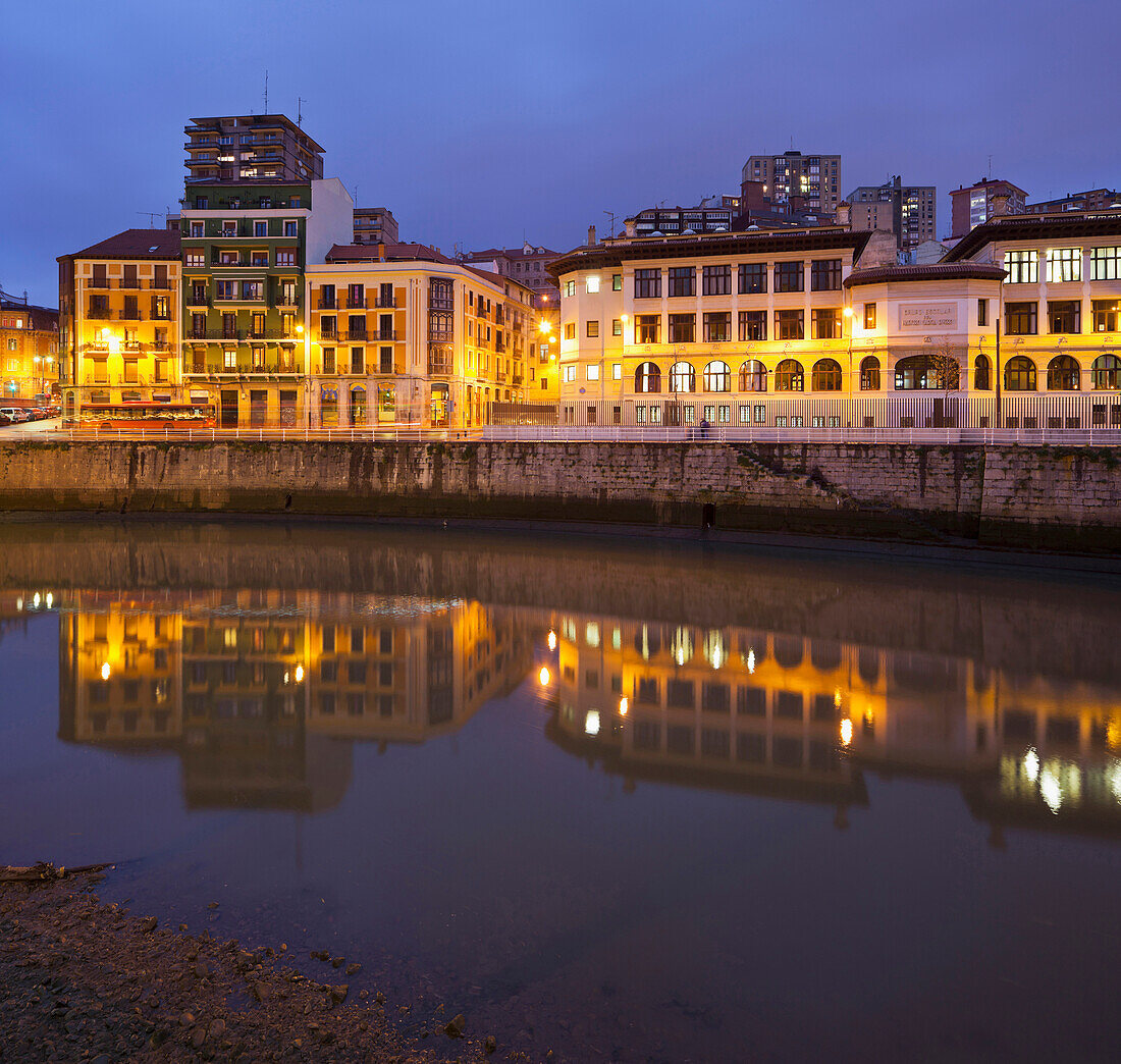 Häuser spiegeln sich im Fluss Ibaizabal, Bilbao, Bizkaia, Baskenland, Spanien