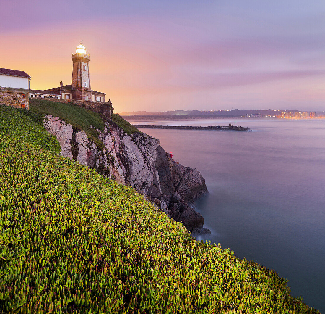 Leuchtturm in der Abenddämmerung, Aviles, Golf von Biskaya, Asturien, Spanien
