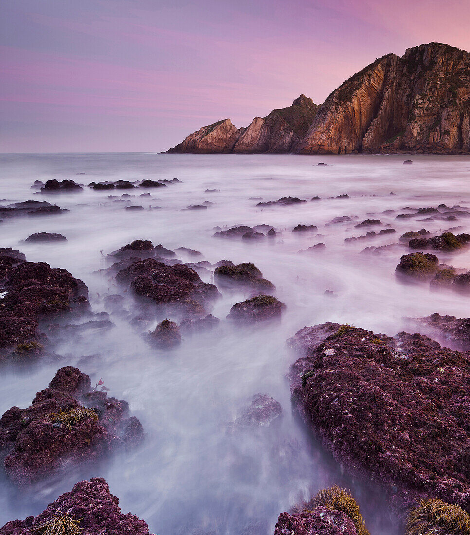 Dünung am Playa del Silencio, Cudillero, Asturien, Costa Verde, Spanien