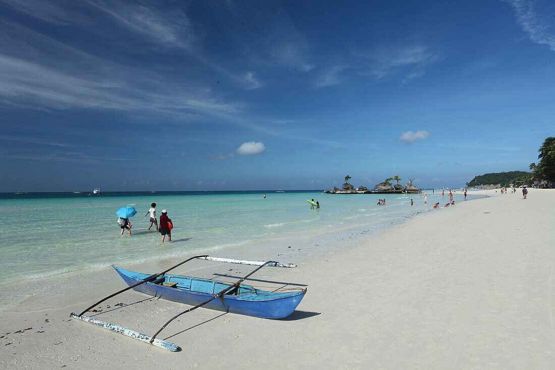 Weißer Strand mit Fischerboot, Boracay, Insel Panay, Visayas, Philippinen
