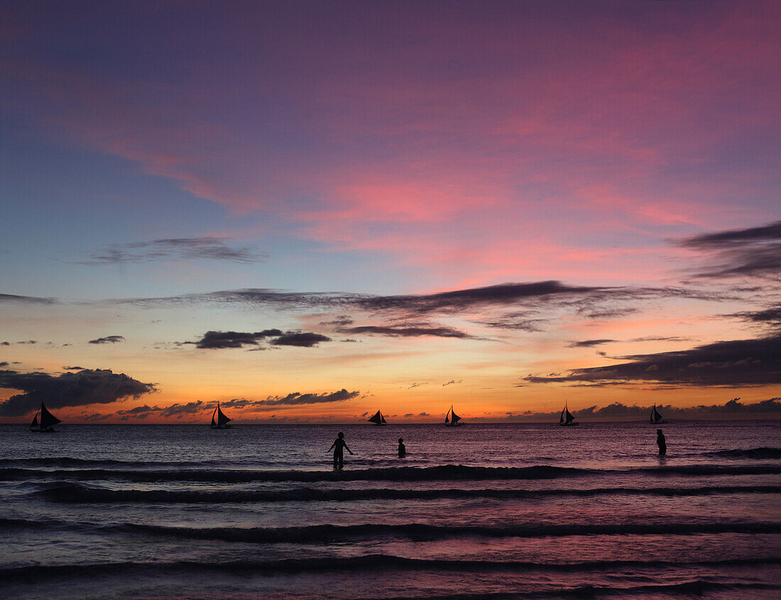 Segelboote, Sonnenuntergang in Boracay, Insel Panay, Visayas, Philippinen