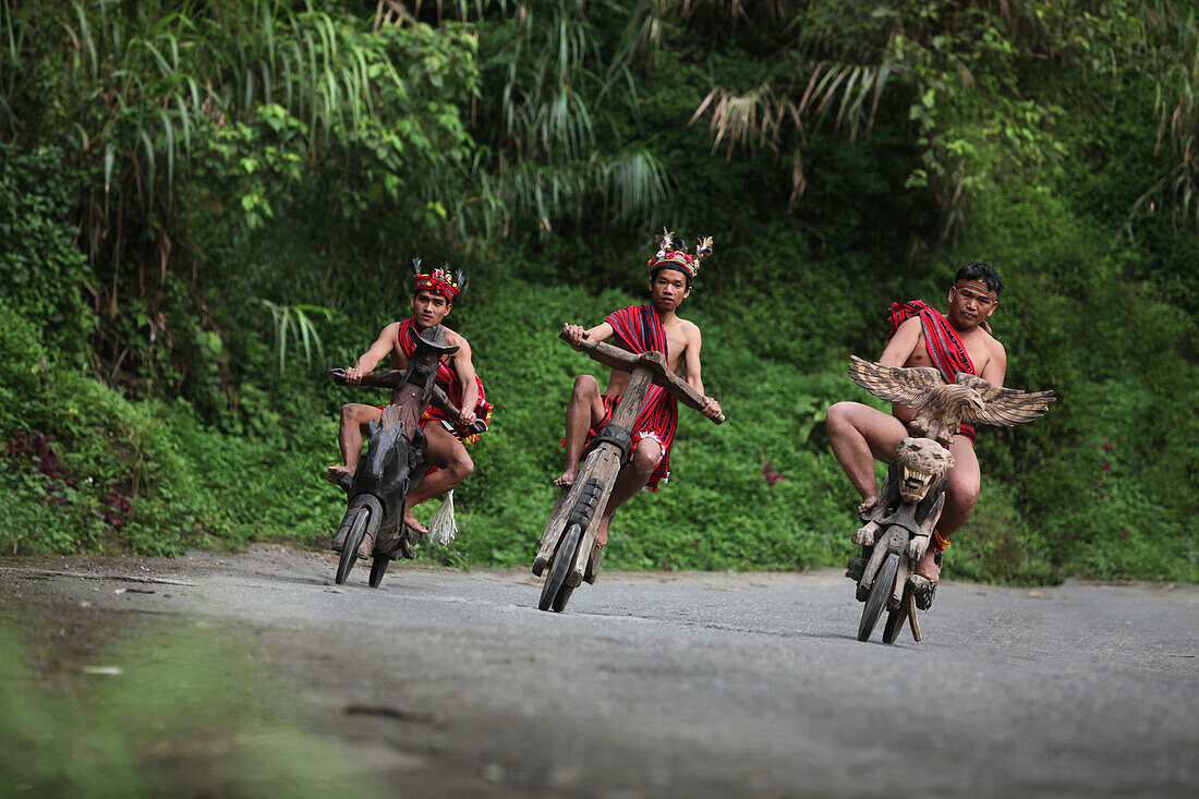 Ifugao Männer auf einen Holzroller fahrend, Banaue, Ifugao, Insel Luzon, Philippine