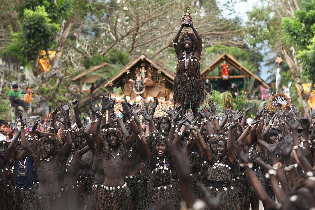 Eine Frau zeigt Santo Nino auf dem Ati Atihan Festival, Ibajay, Provinz Aklan, Insel Panay, Visayas, Philippinen