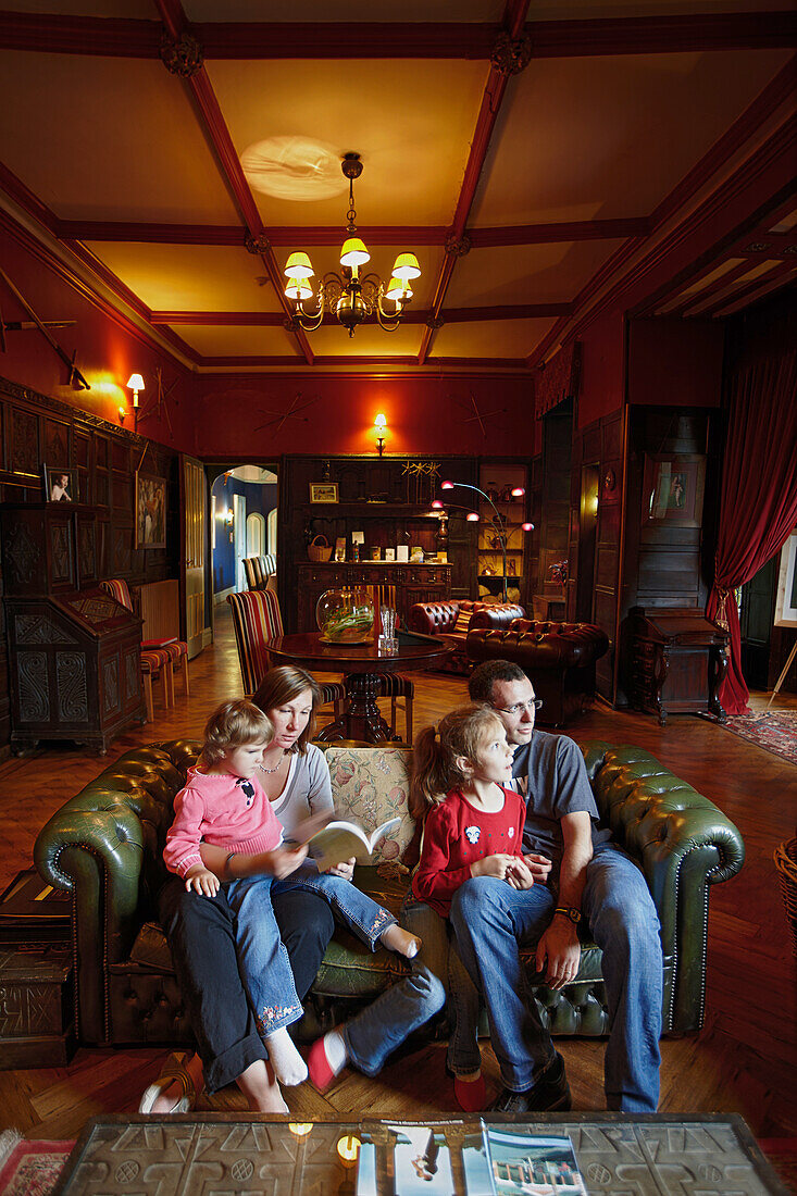Wohnzimmer mit Gästen im Augill Castle, Hotel mit Restaurant nach Vereinbarung, Kirkby Stephen, Cumbria, England, Grossbritannien, Europa