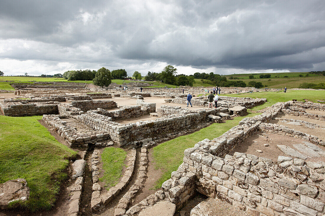 Ausgrabungsstätte Vindolanda unter Wolkenhimmel, römisches Fort, The Roman Vindolanda Fort, World Heritage Site, Bardon Mill, Hexham, Northumberland, England, Grossbritannien, Europa