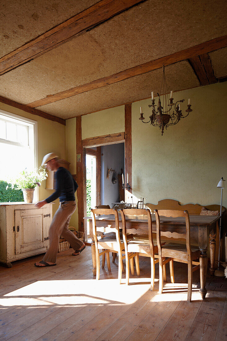 Mann im Wohnzimmer, Haus Strauss, Bauernkate in Klein Thurow, Roggendorf, Mecklenburg-Vorpommern, Deutschland
