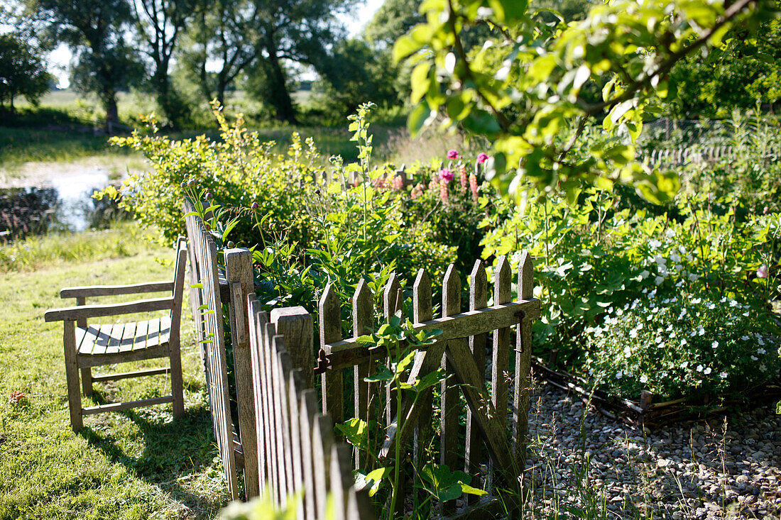 Garten und Teich, Haus Strauss, Bauernkate in Klein Thurow, Roggendorf, Mecklenburg-Vorpommern, Deutschland