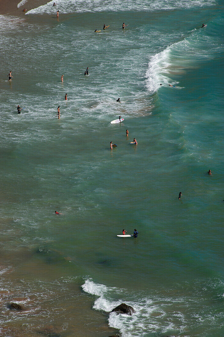 Viele Surfer im Wasser des Atlantiks bei Arrifana, Westküste der Algarve, Costa Vicentina, Algarve, Portugal, Europa