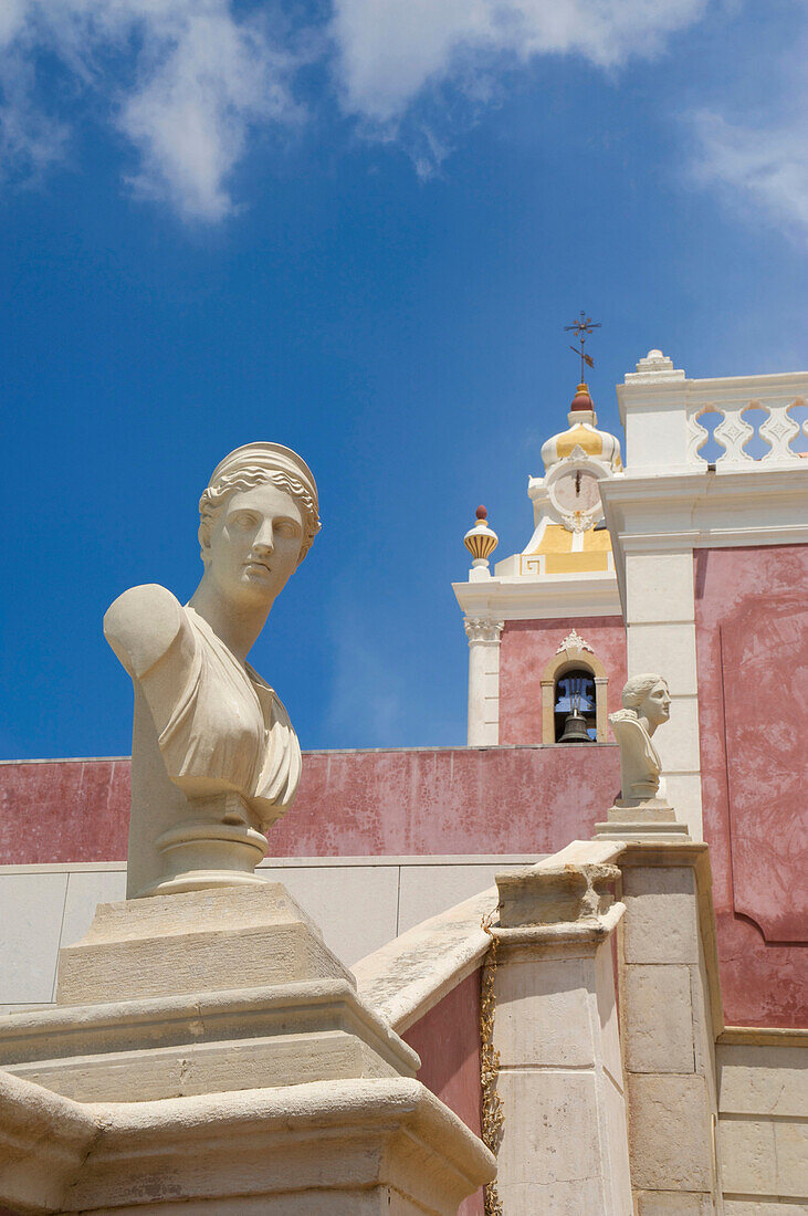 Treppe mit Skulptur im Palacio de Estoi, Estoi, Algarve, Portugal, Europa