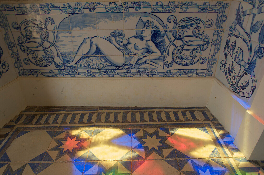 Rokoko Pavillion geschmückt mit handgemalten Kacheln, azulejos, Palacio de Estoi, Estoi, Algarve, Portugal, Europa