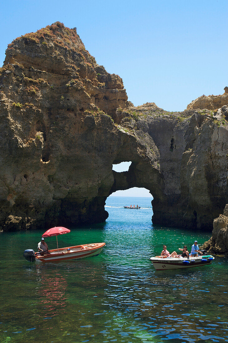 Boote vor Felsformation, Ponta da Piedade, bei Lagos, Algarve, Portugal, Europa