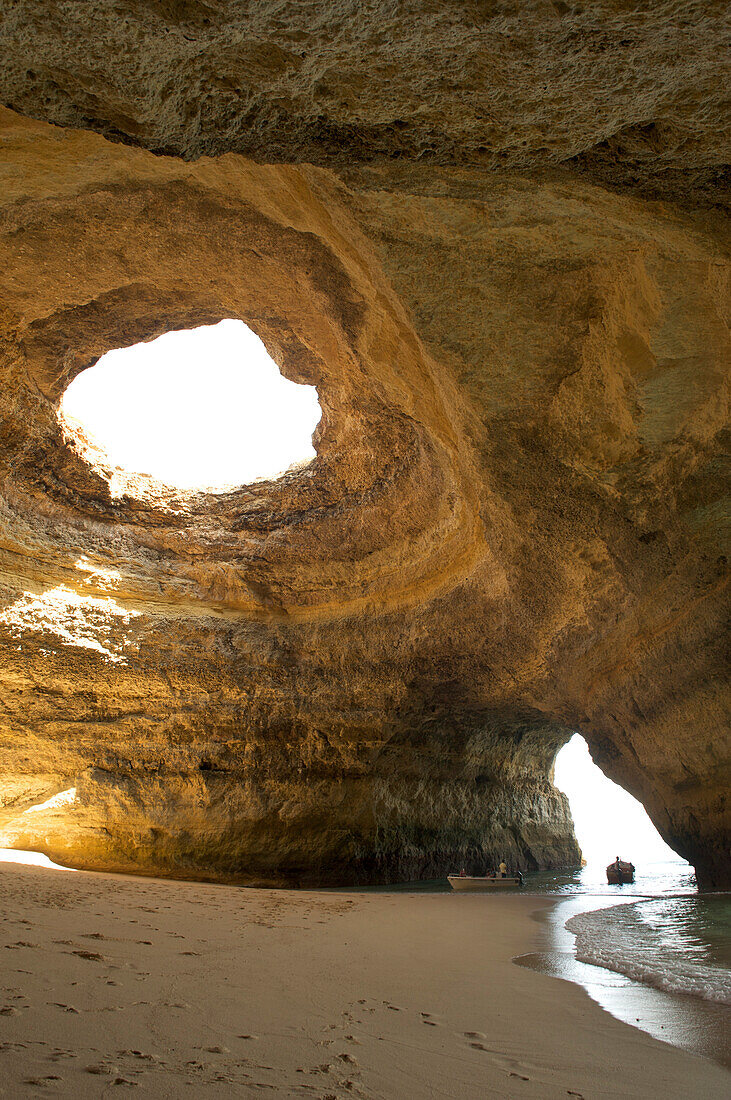 Felsformation mit Höhle an der Praia de Benagil, Algarve, Portugal, Europa