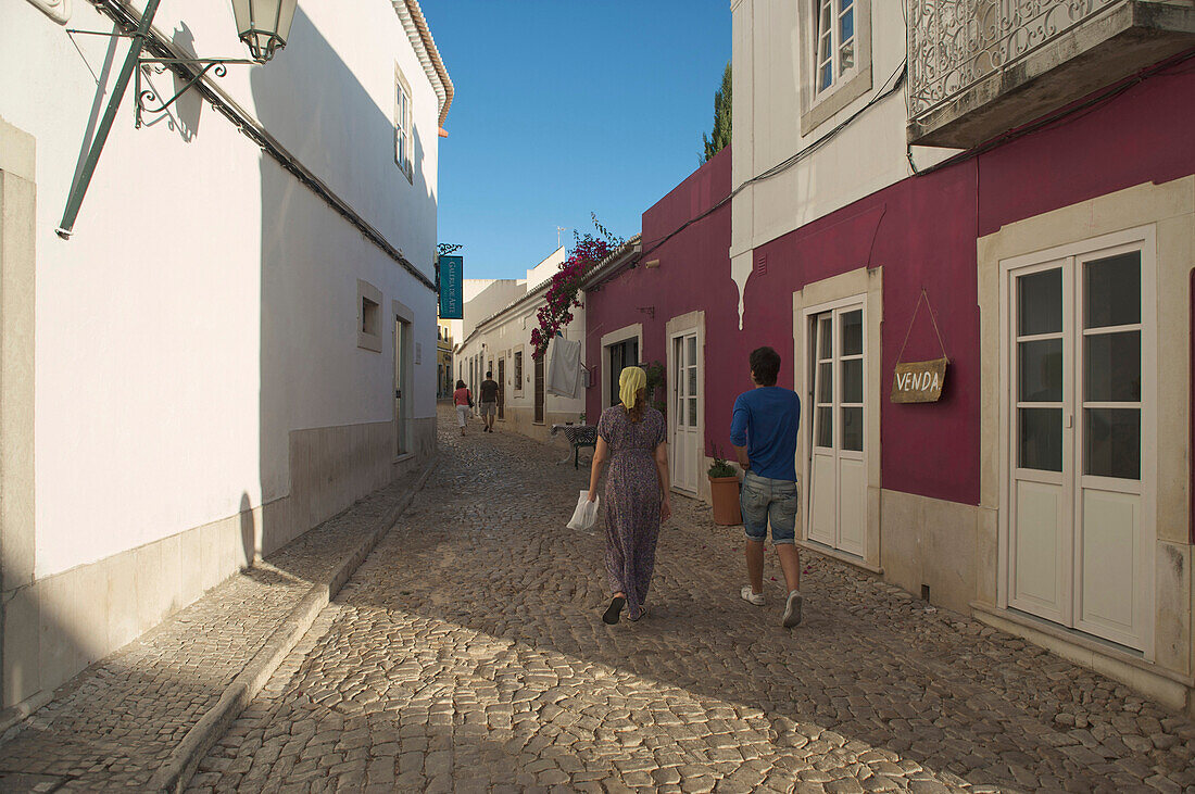 Schmale Gasse in der altstadt in Loule mit zwei Menschen, Algarve, Portugal, Europa