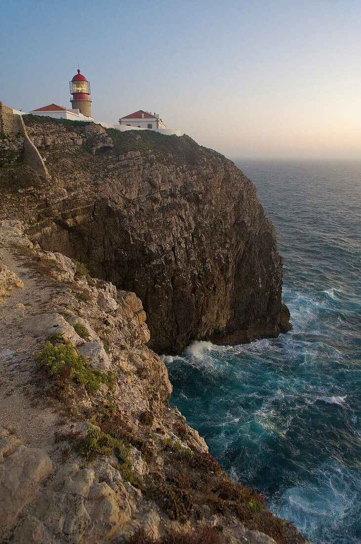 Leuchtturm auf hohen Klippen im Abendlicht, Cabo de Sao Vicente, Algarve, Portugal, Europa