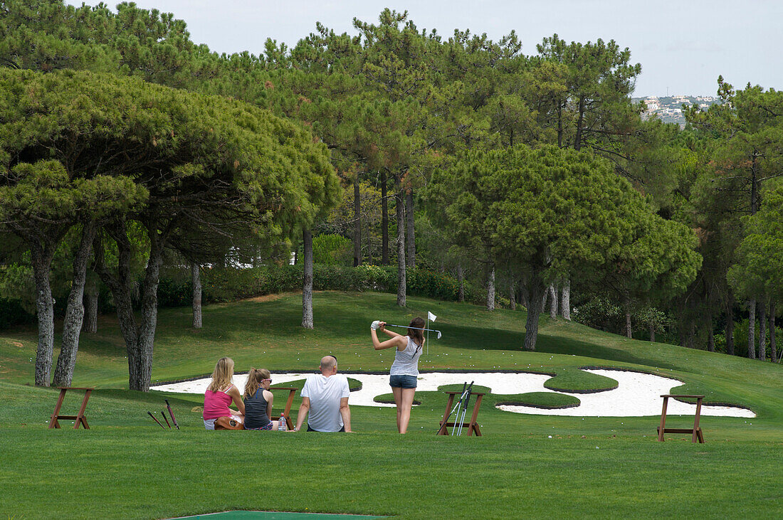 Familie an einer Driving Range, Golf, Quinta do Lago, Algarve, Portugal, Europa