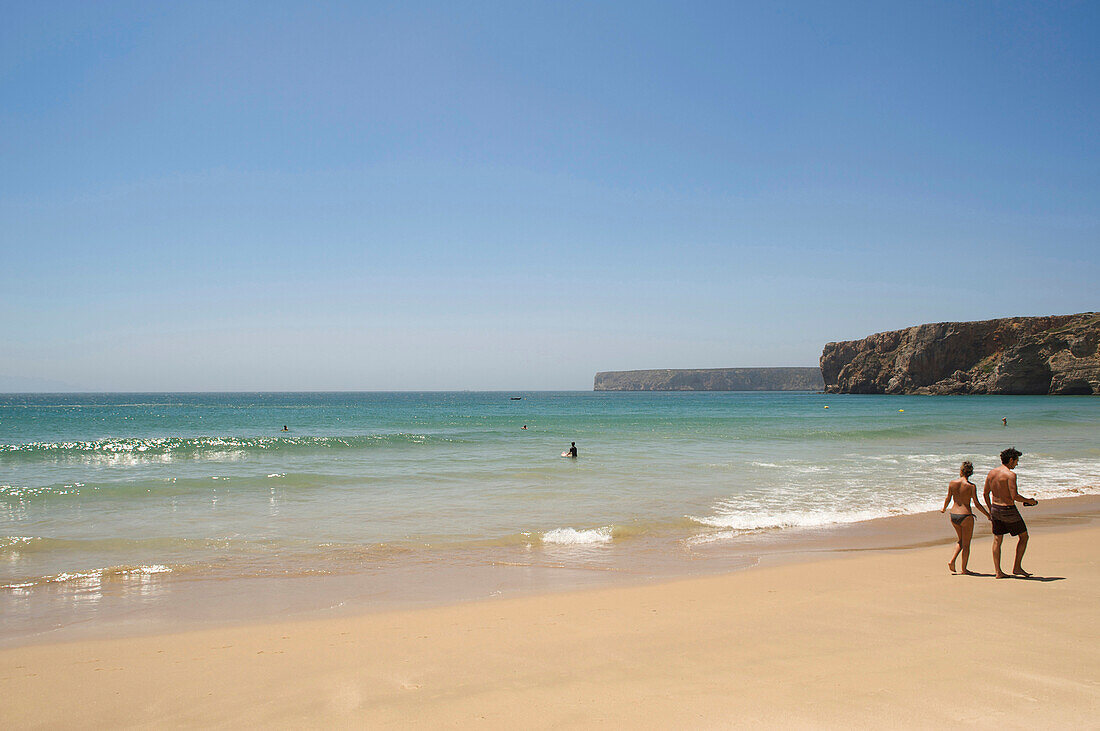 Bucht zwischen Klippen mit Menschen am Strand, Cabo de Sao Vicente, Atlantik, Algarve, Portugal, Europa