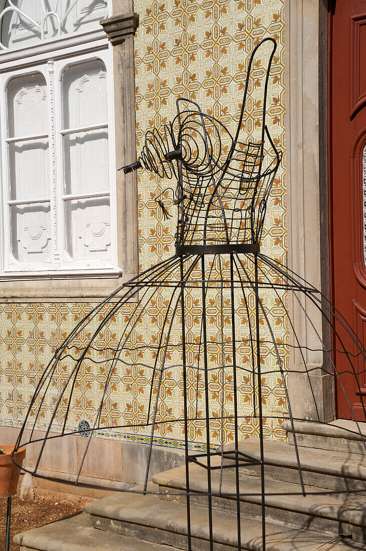 Drahtgestell für Kleid vor dem Trachten und Korkmuseum, Sao Bras de Alportel, Algarve, Portugal, Europa