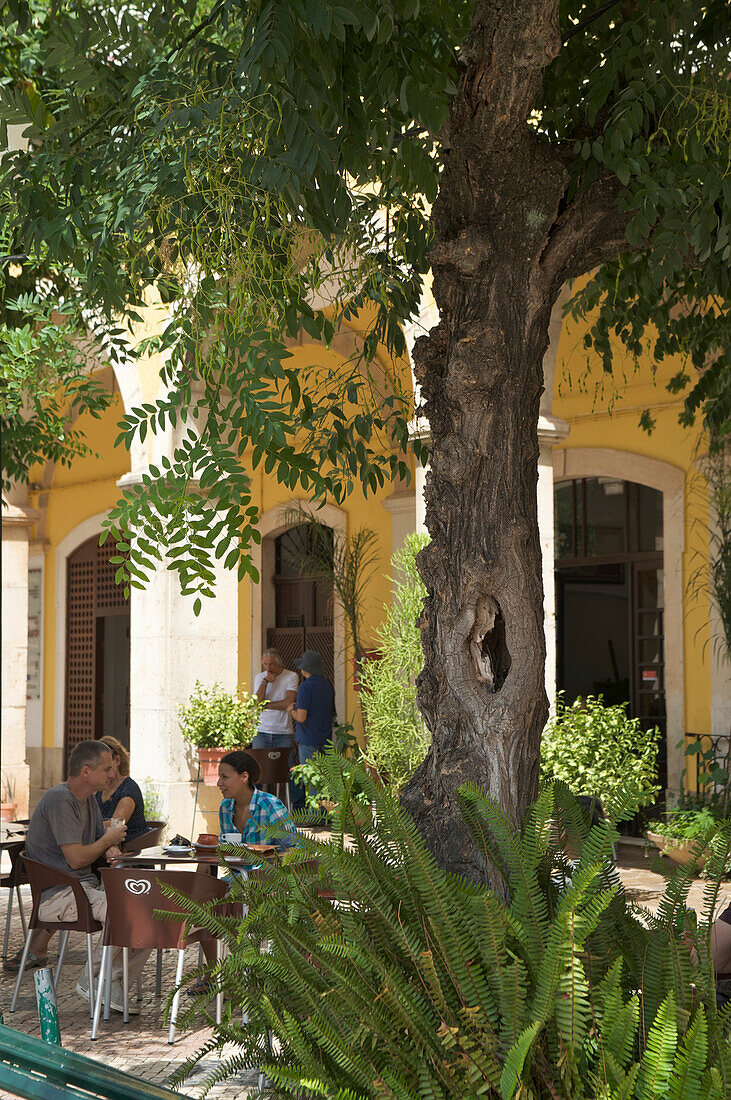 Schattiger Platz mit Restaurant, Dos Mouros, Silves, Algarve, Portugal, Europa