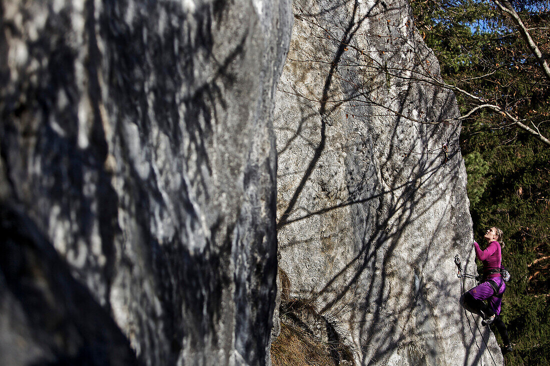 Junge Frau klettert an einer Felswand, Füssen, Bayern, Deutschland, Europa