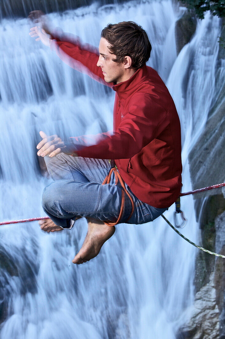 Junger Mann balanciert auf einer Highline über einen Fluss, Füssen, Bayern, Deutschland, Europa