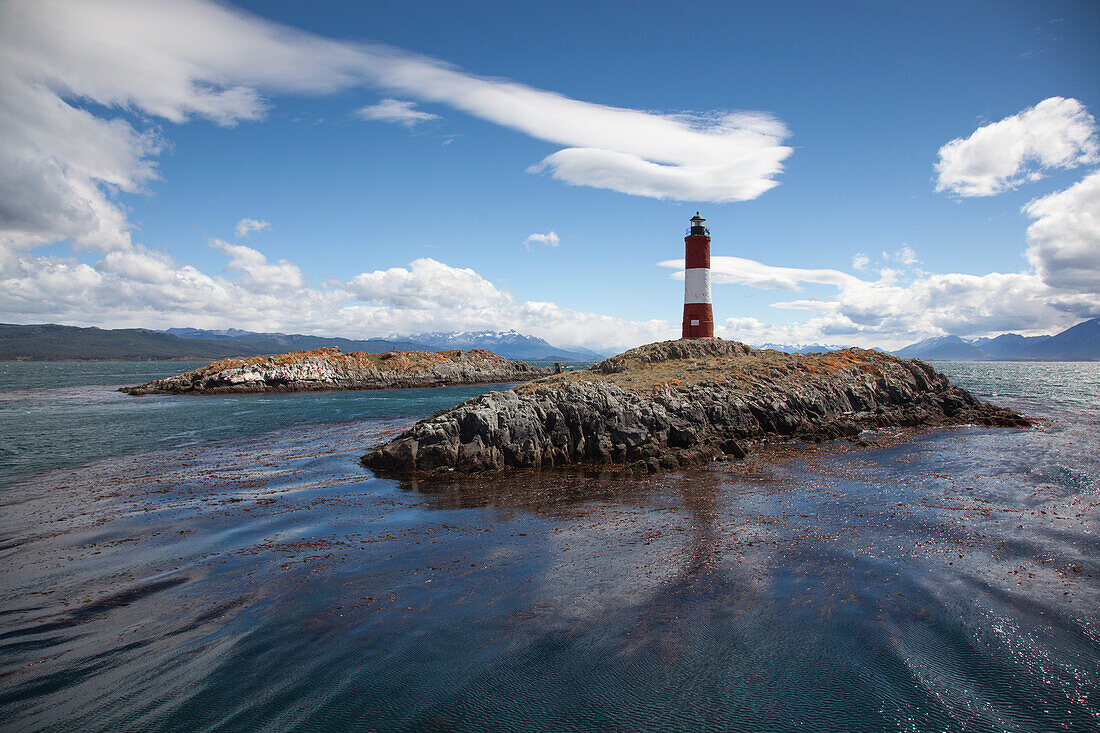 Leuchtturm und Seelöwen auf einer Insel im Beagle-Kanal, nahe Ushuaia, Feuerland, Patagonien, Argentinien, Südamerika