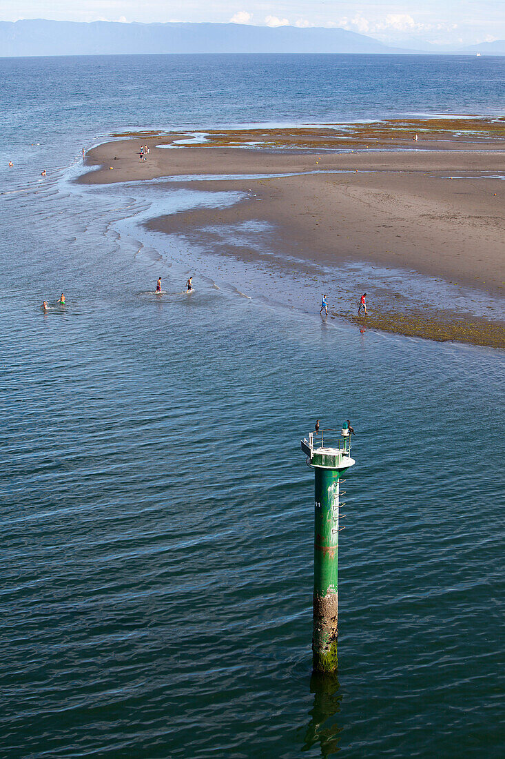 Menschen im Wasser und am Strand, Puerto Montt, Los Lagos, Patagonien, Chile, Südamerika