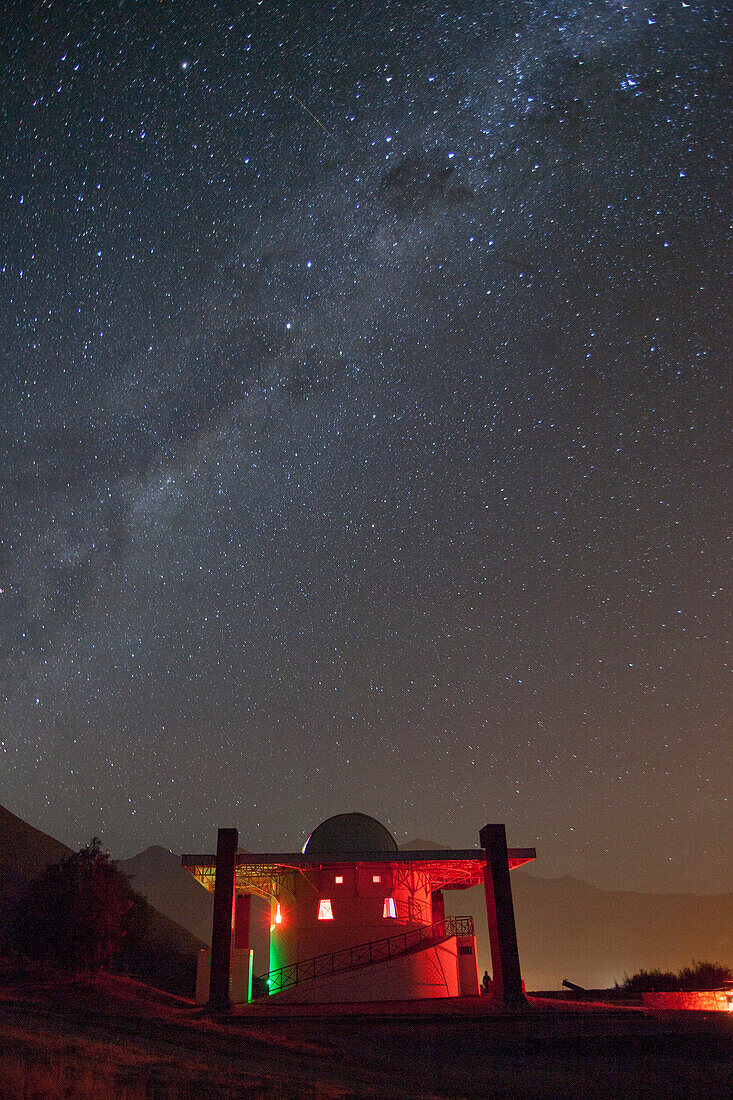 Sternschnuppe inmitten von unzähligen Sternen in der Milchstraße bei klarem Nachthimmel über dem weltbekannten Mamalluca Observatorium, nahe Coquimbo, Coquimbo, Chile, Südamerika