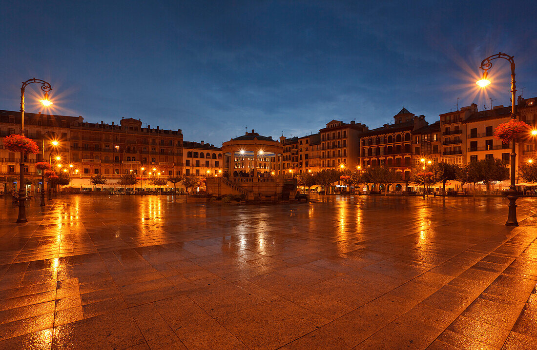 Plaza del Castillo, Platz in der Altstadt am Abend, Pamplona, Camino Frances, Jakobsweg, Camino de Santiago, Pilgerweg, UNESCO Welterbe, europäischer Kulturweg, Provinz Navarra, Nordspanien, Spanien, Europa