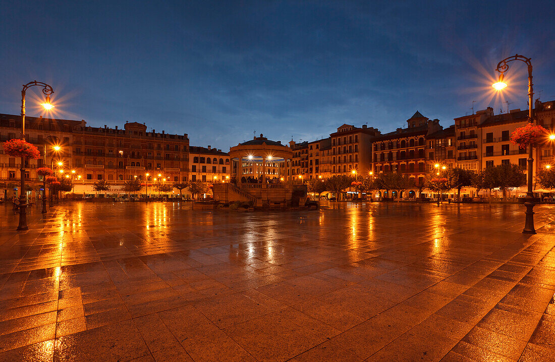 Plaza del Castillo, square at the old town in the evening, Pamplona, Camino Frances, Way of St. James, Camino de Santiago, pilgrims way, UNESCO World Heritage, European Cultural Route, province of Navarra, Northern Spain, Spain, Europe