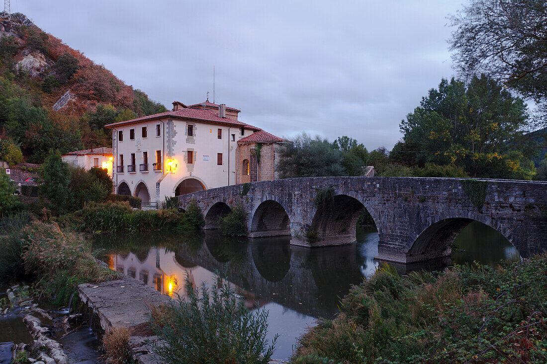 Die Brücke Puente de la Trinidad de Arre über dem Fluss Rio Utizarra, Ermita de la Trinidad de Arre, Kapelle, 12.Jhd., Camino Frances, Jakobsweg, Camino de Santiago, Pilgerweg, UNESCO Welterbe, europäischer Kulturweg, Provinz Navarra, Nordspanien, Spanien