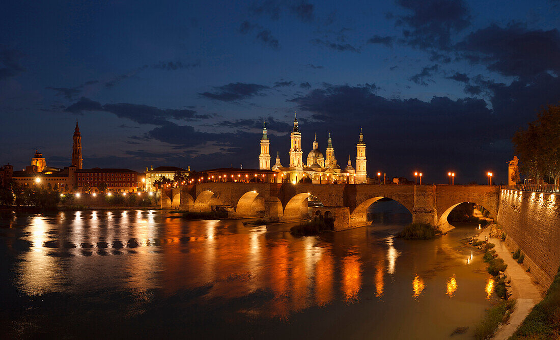 Basilica de Nuestra Senora del Pilar und Puente de Piedra, steinerne Brücke über dem Fluss Ebro am Abend, Saragossa, Zaragoza, Aragon, Aragonien, Nordspanien, Spanien, Europa