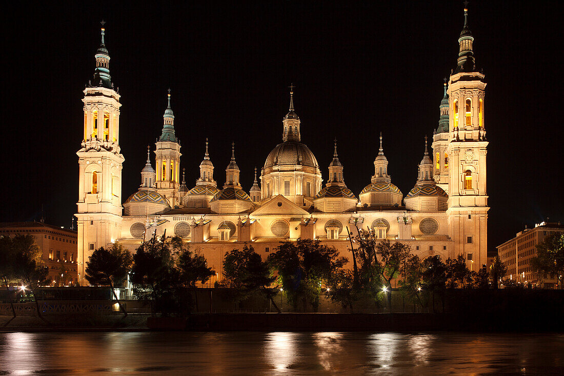 Basilica de Nuestra Senora del Pilar am Fluss Ebro bei Nacht, Saragossa, Aragon, Aragonien, Nordspanien, Spanien, Europa