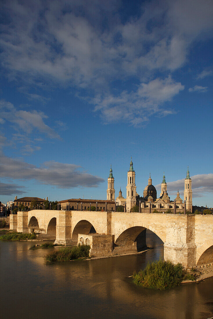 View of Puente de Piedra above Ebro river and Basilica de Nuestra Senora del Pilar, Zaragoza, Saragossa, province of Zaragoza, Aragon, Northern Spain, Spain, Europe