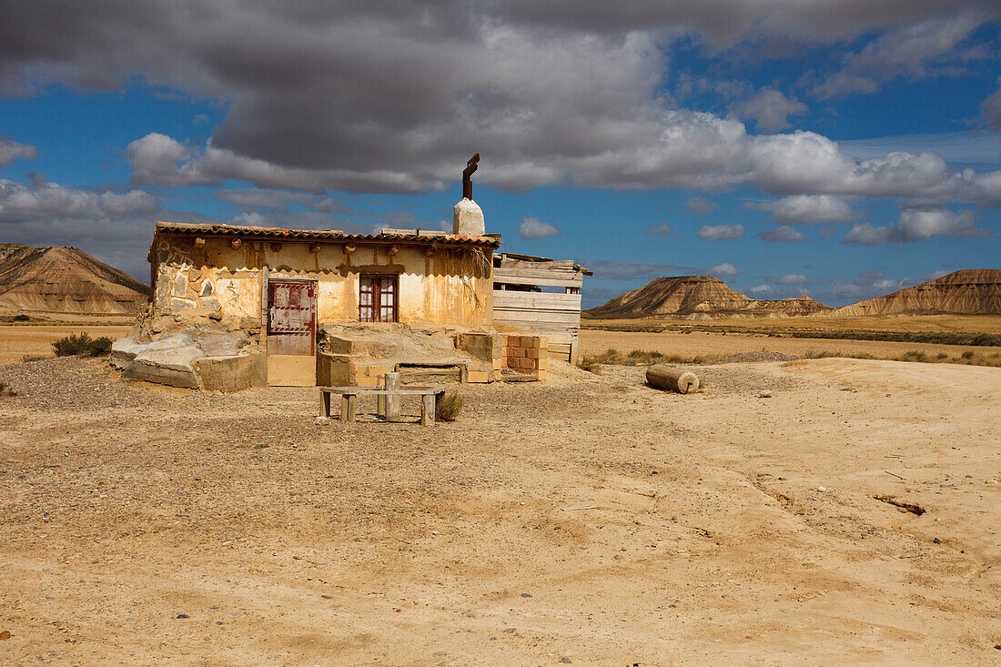 Hütte in der Wüste Bardenas Reales unter Wolkenhimmel, UNESCO Biosphärenreservat, Provinz Navarra, Nordspanien, Spanien, Europa