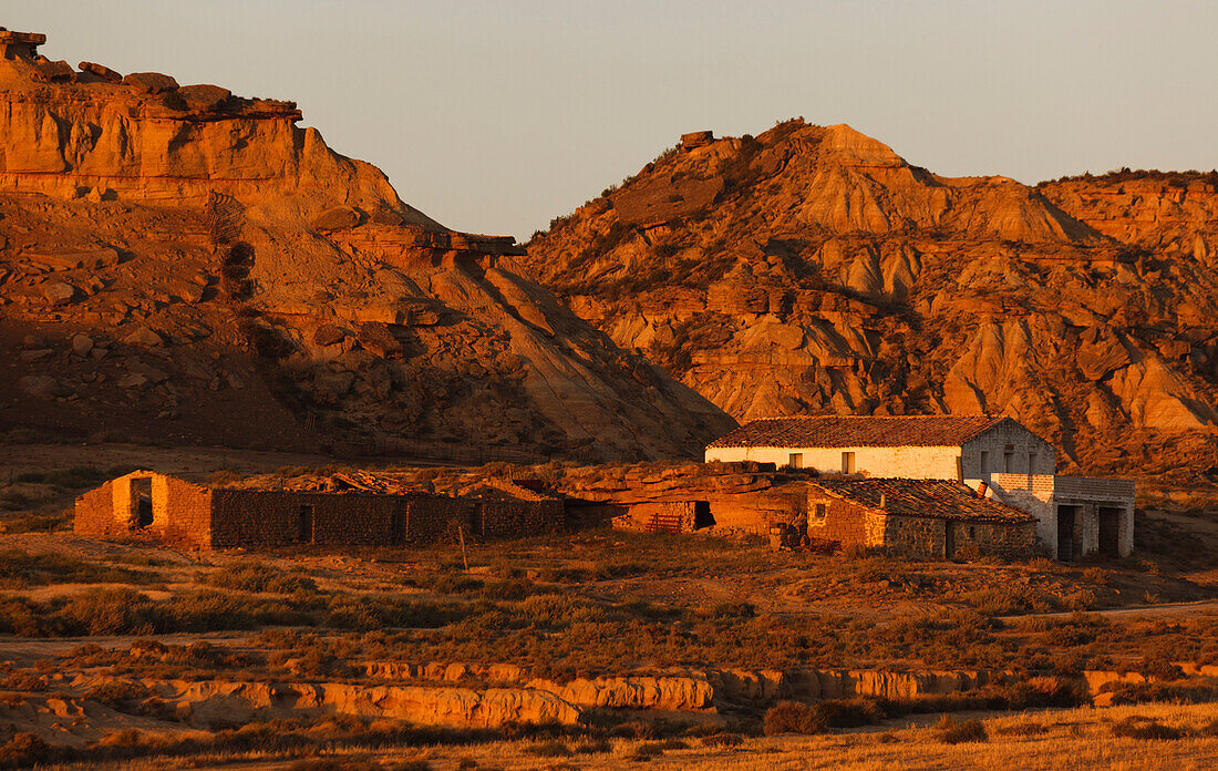 Gebäude in der Wüste im Abendlicht, Bardenas Reales, UNESCO Biosphärenreservat, Provinz Navarra, Nordspanien, Spanien, Europa