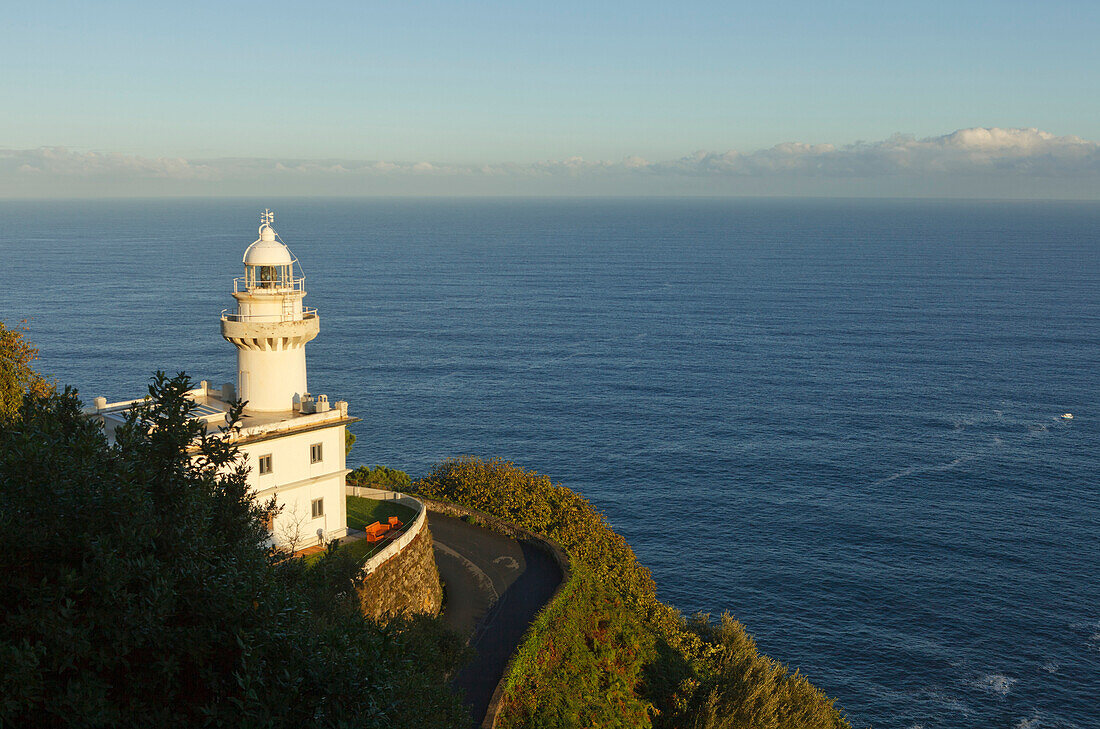 Leuchtturm im Sonnenlicht, Monte Igeldo, San Sebastian, Donostia, Camino de la Costa, Camino del Norte, Jakobsweg, Camino de Santiago, Pilgerweg, Provinz Guipuzcoa, Baskenland, Euskadi, Nordspanien, Spanien, Europa