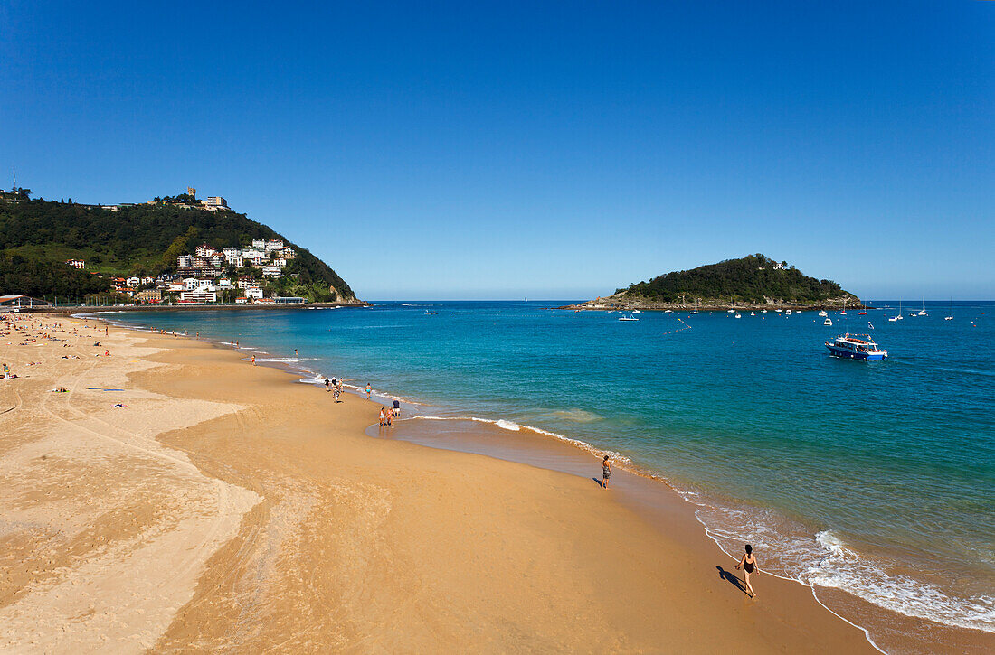 Sandstrand im Sonnenlicht, Playa Ondarreta, Isla de Santa Clara, Bahia de la Concha, San Sebastian, Donostia, Camino de la Costa, Küstenweg, Camino del Norte, Jakobsweg, Camino de Santiago, Pilgerweg, Provinz Guipuzcoa, Baskenland, Euskadi, Nordspanien, S