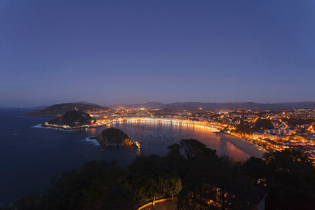 Blick vom Aussichtspunkt am Monte Igeldo auf Bucht mit Insel am Abend, Isla de Santa Clara, Bahia de la Concha, San Sebastian, Donostia, Camino de la Costa, Küstenweg, Camono del Norte, Jakobsweg, Camino de Santiago, Pilgerweg, Provinz Guipuzcoa, Baskenla