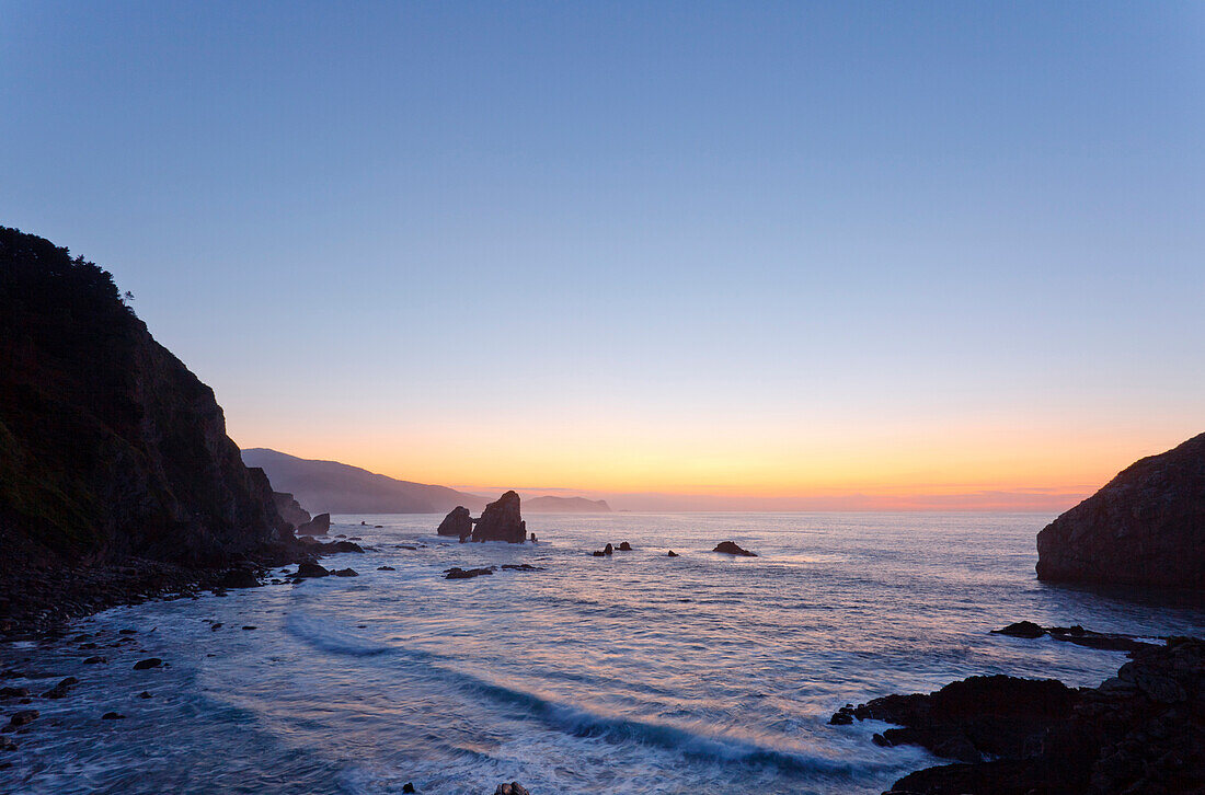 Steilküste bei San Juan de Gaztelugatxe bei Sonnenuntergang, Kap von Matxitxako, Provinz Guipuzcoa, Baskenland, Euskadi, Nordspanien, Spanien, Europa