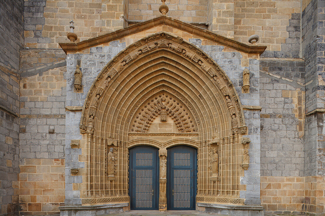 Hauptportal der Kirche Iglesia Parroquial de Santa Maria, Gernika-Lumo, Gernika, Camino de la Costa, Küstenweg, Camino del Norte, Jakobsweg, Camino de Santiago, Pilgerweg, Provinz Provinz Bizkaia, Baskenland, Euskadi, Nordspanien, Spanien, Europa