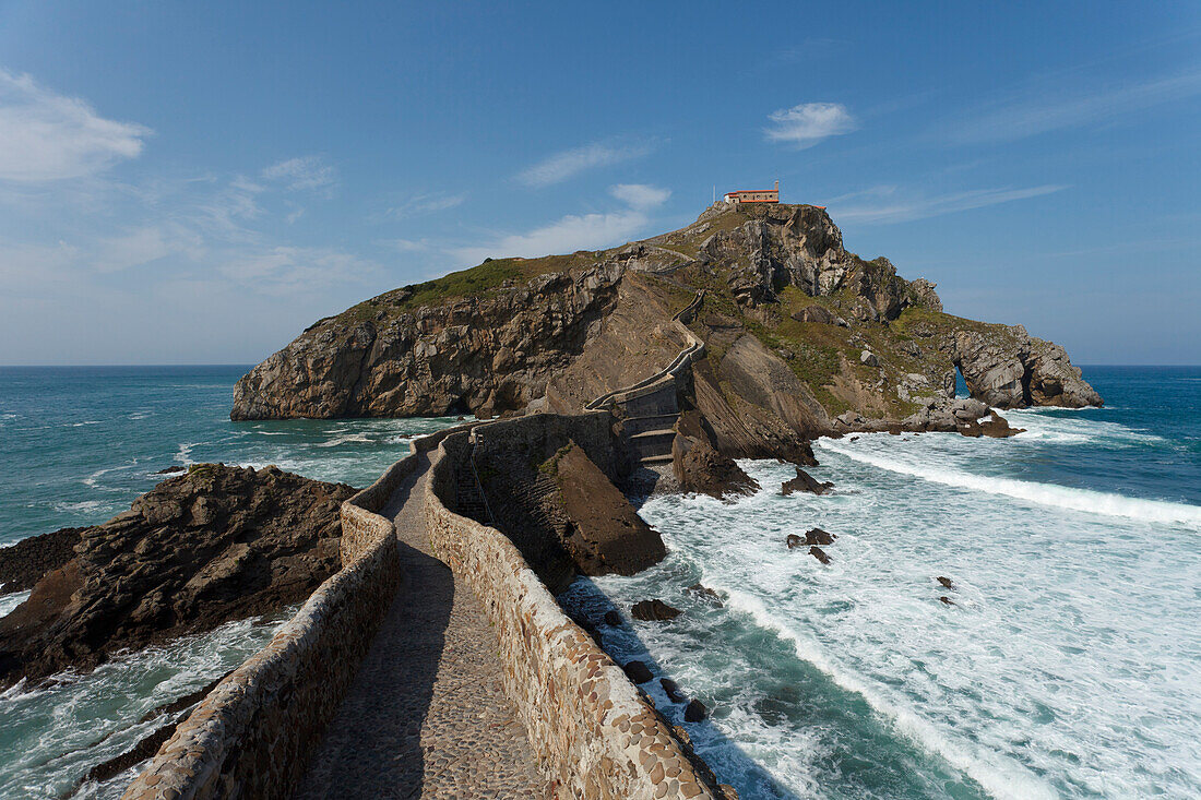 Seefahrer Kapelle auf einer Felseninsel, San Juan de Gaztelugatxe, Kap von Matxitxako, Provinz Guipuzcoa, Baskenland, Nordspanien, Spanien, Europa