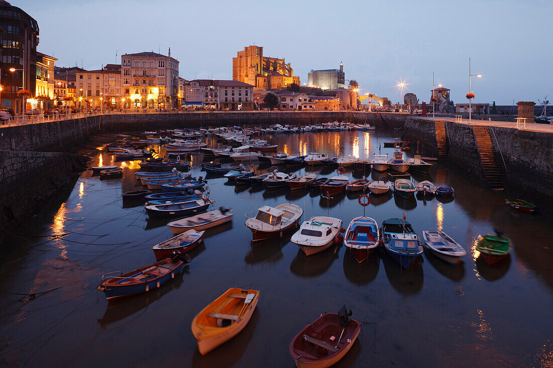 Boote im Fischerhafen und die Kirche Iglesia de Santa Maria de Asuncion am Abend, Castro Urdiales, Camino de la Costa, Küstenweg, Camino del Norte, Jakobsweg, Camino de Santiago, Pilgerweg, Provinz Cantabria, Kantabrien, Nordspanien, Spanien, Europa