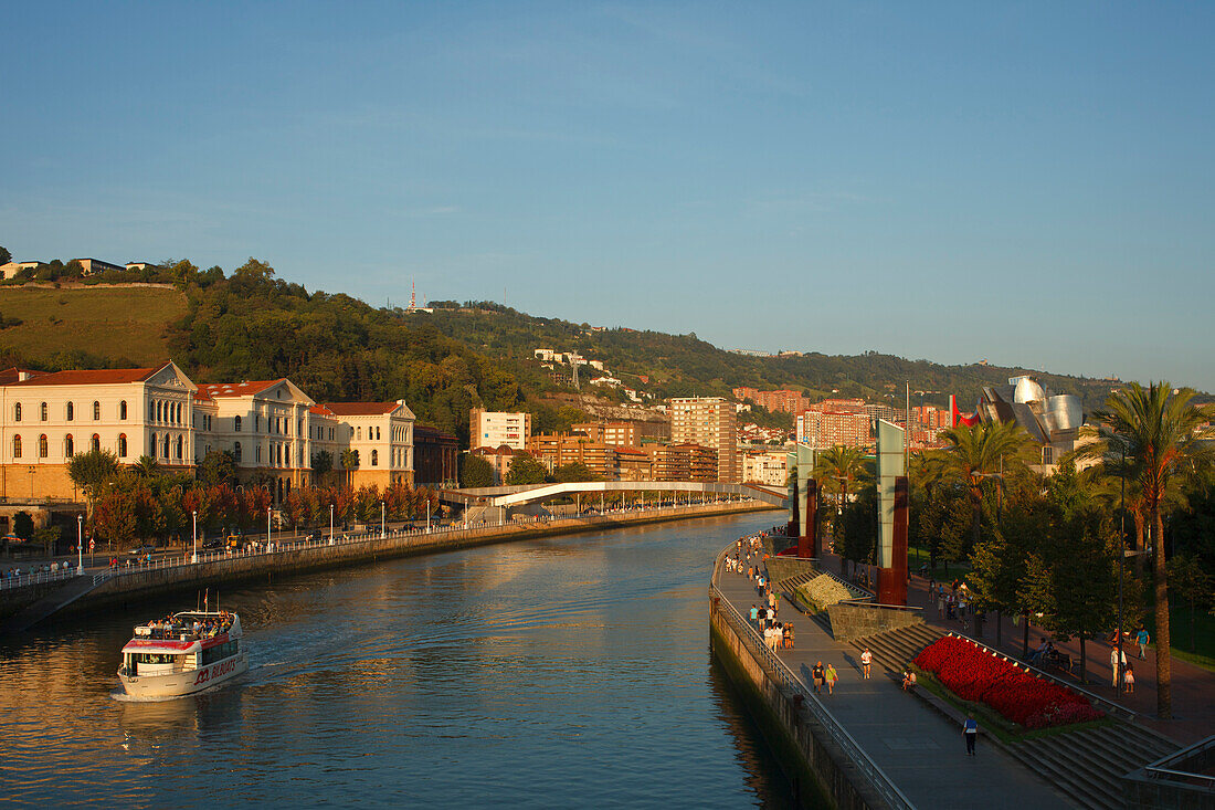 Universidad de Deusto, Universität am Fluss Rio Nervion im Abendlicht, Guggenheim Museum Moderner und Zeigenössischer Kunst, Bilbao, Provinz Bizkaia, Baskenland, Euskadi, Nordspanien, Spanien, Europa