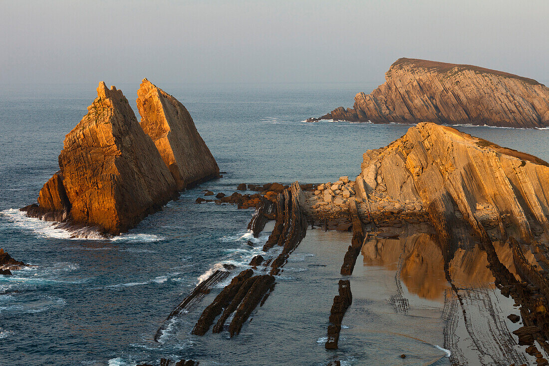 Rock formations along the coast of Arnia, Los Pielagos, Camino de la Costa, Camino del Norte, coastal route, Way of St. James, Camino de Santiago, pilgrims way, province of Cantabria, Cantabria, Northern Spain, Spain, Europe