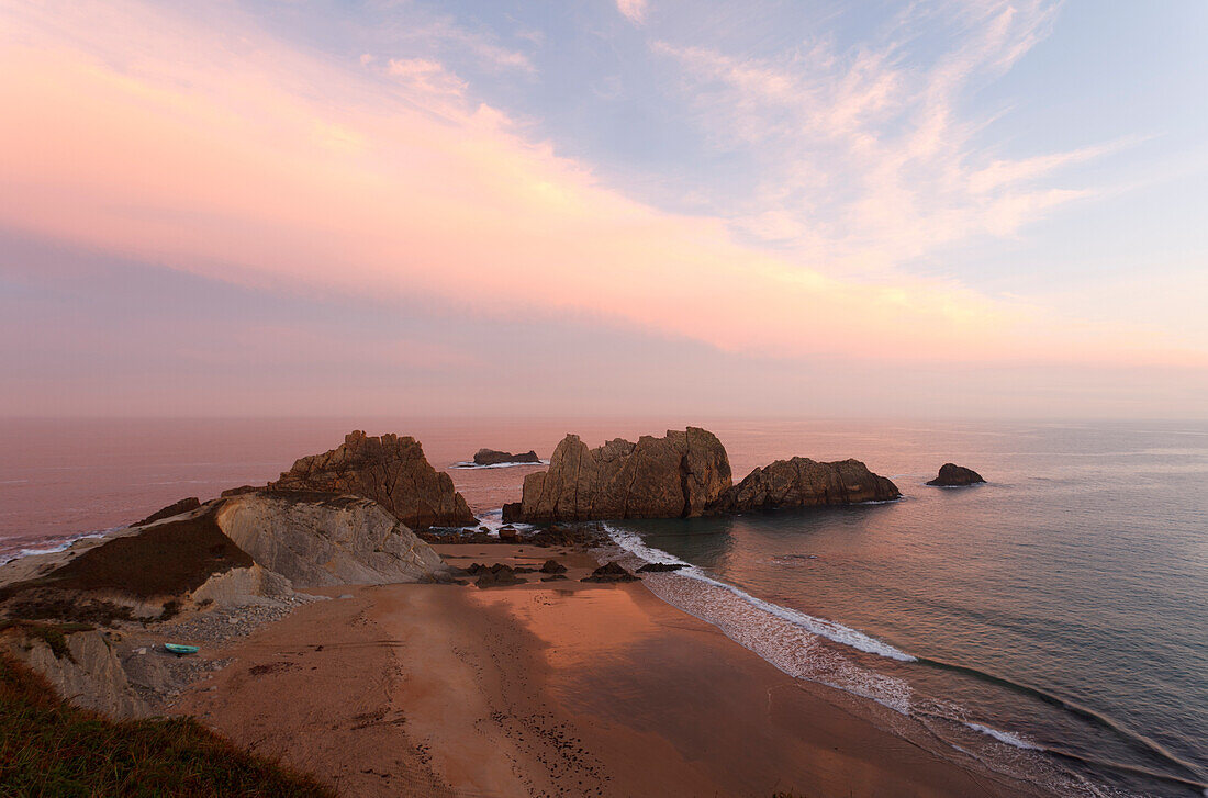 Felsformationen und Strand entlang der Küste bei Arnia in der Abenddämmerung, Los Pielagos, Camino de la Costa, Küstenweg, Camino del Norte, Jakobsweg, Camino de Santiago, Pilgerweg, Provinz Cantabria, Kantabrien, Nordspanien, Spanien, Europa