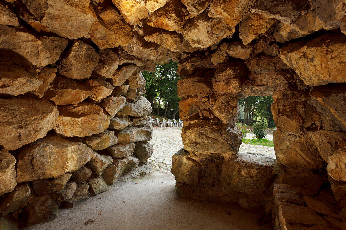 Künstliche Höhle im Garten der Villa El Capricho, Comillas, Camino de la Costa, Küstenweg, Camino del Norte, Jakobsweg, Camino de Santiago, Pilgerweg, Provinz Cantabria, Kantabrien, Nordspanien, Spanien, Europa