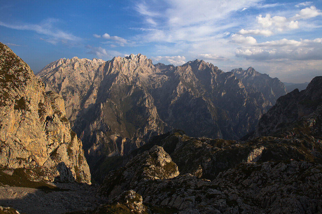 View from the western Picos de Europa, Garganta del Cares, Cares Canyon, peaks of the eastern Picos de Europa, Parque Nacional de los Picos de Europa, Picos de Europa, province of Asturias, Principality of Asturias, Northern Spain, Spain, Europe