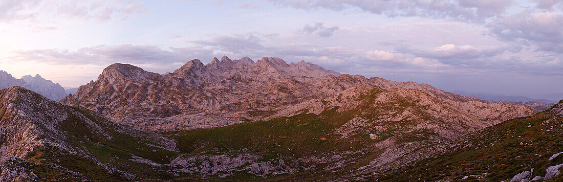 Western Picos de Europa, near Mountain hut Refugio Vega de Ario, Parque Nacional de los Picos de Europa, Picos de Europa, Province of Asturias, Principality of Asturias, Northern Spain, Spain, Europe