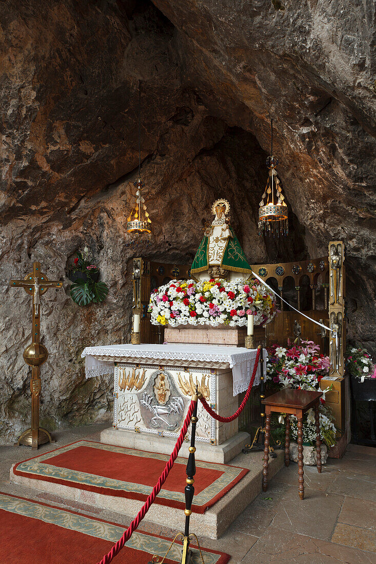 Virgen de Covadonga, Marienfigur in der heiligen Höhle Santa Cueva de Covadonga, Covadonga, Picos de Europa, Provinz Asturias, Principado de Asturias, Asturien, Nordspanien, Spanien, Europa