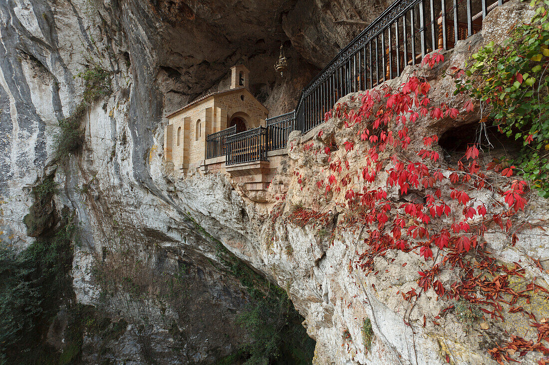 Wallfahrtskirche und heilige Höhle Santa Cueva de Covadonga, Covadonga, Picos de Europa, Provinz Asturias, Principado de Asturias, Asturien, Nordspanien, Spanien, Europa
